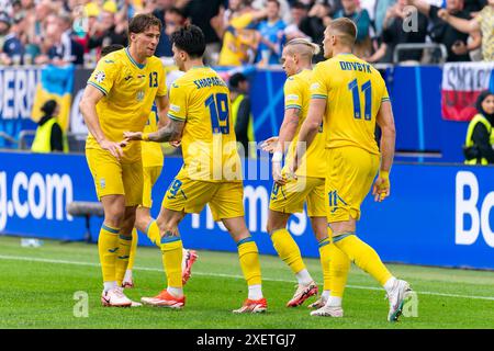 Düsseldorf, Deutschland. Juni 2024. DÜSSELDORF, DEUTSCHLAND - 21. JUNI: Mykola Shaparenko aus der Ukraine feiert das erste Tor des Teams mit Illia Zabarnyi aus der Ukraine, Mykhailo Mudryk aus der Ukraine und Artem Dovbyk aus der Ukraine während des Gruppenspiels E - UEFA EURO 2024 zwischen der Slowakei und der Ukraine in der Merkur Spiel-Arena am 21. Juni 2024 in Düsseldorf. (Foto: Joris Verwijst/BSR Agency) Credit: BSR Agency/Alamy Live News Stockfoto