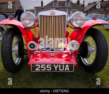 RED 1948 MG (MORRIS GARAGES) TC bei der Heartbeat Car Rallye 2024 in Goathland (Aidensfield) auf den North Yorkshire Moors England. Stockfoto