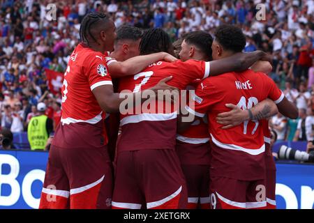 Berlin, Deutschland. Juni 2024. Ruben Vargas aus der Schweiz feiert mit seinen Teamkollegen, nachdem er beim Achtelfinale der UEFA Euro 2024 im Olympiastadion am 29. Juni 2024 in Berlin ein Tor geschossen hat. Quelle: Marco Canoniero/Alamy Live News Stockfoto