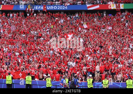 Berlin, Deutschland. Juni 2024. Fans der Schweiz beim Achtelfinale der UEFA Euro 2024 zwischen der Schweiz und Italien am 29. Juni 2024 im Olympiastadion in Berlin. Quelle: Marco Canoniero/Alamy Live News Stockfoto