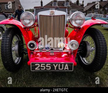 RED 1948 MG (MORRIS GARAGES) TC bei der Heartbeat Car Rallye 2024 in Goathland (Aidensfield) auf den North Yorkshire Moors England. Stockfoto