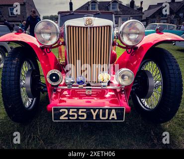 RED 1948 MG (MORRIS GARAGES) TC bei der Heartbeat Car Rallye 2024 in Goathland (Aidensfield) auf den North Yorkshire Moors England. Stockfoto