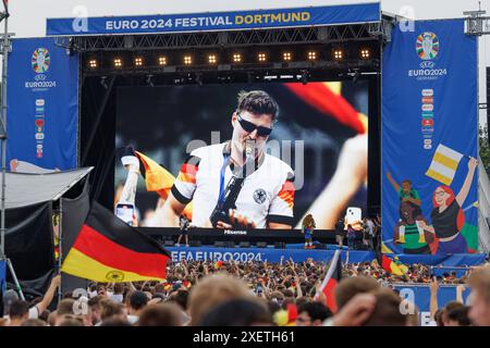 Dortmund, Deutschland. Juni 2024. Fußball, UEFA Euro 2024, Europameisterschaft, Deutschland - Dänemark, Endrunde, Achtelfinale spielt der Saxophonist Andre Schura beim Fanfest in der Fanzone Dortmund. Quelle: Friso Gentsch/dpa/Alamy Live News Stockfoto