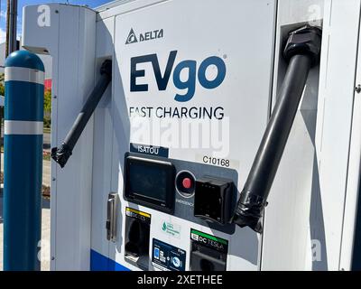 Eine neu installierte Ladestation für Elektrofahrzeuge (EV) im Interbay-Gebiet von Seattle, Washington, ist größtenteils außer Betrieb, nachdem Drogenabhängige die kupferbeladenen Ladekabel absägen, die Fahrzeuge mit den elektrischen Ladesystemen verbinden. Stockfoto