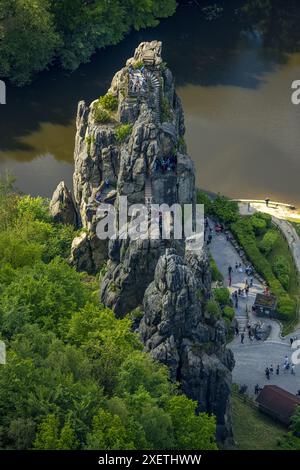 Aus der Vogelperspektive, Externsteine, historische Sehenswürdigkeit im Naturschutzgebiet, markante Felsformation mit Besucherplattform und Treppe, Obersee mit Fluss Stockfoto