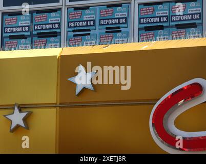 Clacton-on-Sea, England, Großbritannien. Juni 2024. Reforme UK Plakate säumen die Fenster in ihrem Büro über einer Spielhalle im Zentrum der Stadt. Umfragen deuten darauf hin, dass NIGEL FARAGE bei den bevorstehenden Wahlen als Parlamentsabgeordneter für den Wahlkreis gewählt wird und den konservativen Kandidaten GILES WATLING auf den ersten Platz besiegt. Quelle: ZUMA Press, Inc./Alamy Live News Stockfoto