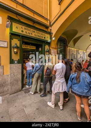 Madrid, Spanien. Juni 2024. Im Chocolatería San Ginés, einem rund um die Uhr geöffneten Schokoladen- und Churros-Restaurant in Madrid, bilden sich zahlreiche Touristen. Seit 1894 in Betrieb. Autor: Thomas Faull/Alamy Live News Stockfoto