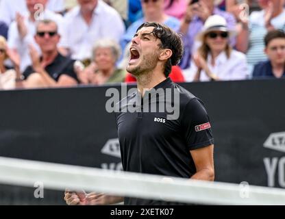 Eastbourne, Großbritannien. Juni 2024. Taylor Fritz (USA) (PIC) schlägt Max PURCELL (aus) im Finale der Männer beim Rothesay International Tennis Tournament im Devonshire Park, Eastbourne, East Sussex, Großbritannien. Quelle: LFP/Alamy Live News Stockfoto