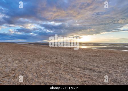 Sonnenuntergang über dem Strand in Old Hunstanton, Norfolk, Großbritannien Stockfoto