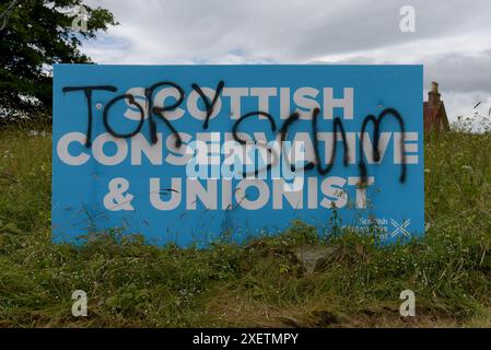 Millbank, Aberdeen, Schottland, 29. Juni 2024. Ein beschmutztes Wahlbanner der schottischen Konservativen Partei, das in Millbank, nahe Ordhead, Aberdeen, mit den Worten "Tory Scum" bespritzt war. G.P. Essex/Alamy Live News Stockfoto