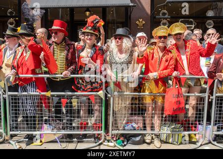 London, Großbritannien, 29. Juni 2024. Die Teilnehmer nehmen an der jährlichen Parade Pride in London 2024 Teil, die ihren Weg durch das Zentrum Londons führt. Dies ist die größte Parade Großbritanniens zur Feier der LGBTQ-Community. Stockfoto