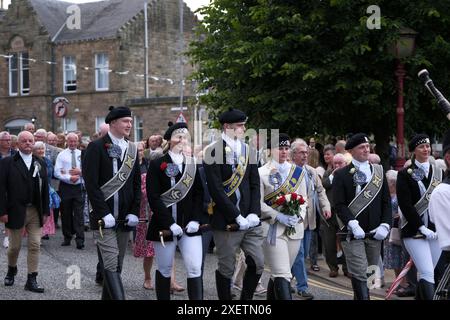 Galashiels, Großbritannien, 29. Juni 2024. Braw Lads Principals legten die Roten und Weißen Rosen, die früher am Tag am war Memorial gemischt wurden, am Ende der Feierlichkeiten. The 2024 Gathering Principals Braw Lass 2024 Jamie Bell Braw Lass 2024 Rebecca Grieve - Träger Der Sode 2024 Ex-Braw Lory Paterson Träger Der Red Roses 2024 Ex-Braw Lass Emma Spence - Träger Des Steins 2024 Ex-Braw Lad John Turnbull Träger Der White Roses 2024 Ex-Braw Lass Abbie Haube. Die Braw Lads Gathering wurde 1930 zur Feier der Geschichte der Stadt neu gegründet. Quelle: Rob Gray/Alamy Live News Stockfoto