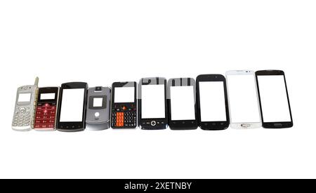 Horizontale Nahaufnahme von 10 verschiedenen Telefonen in gerader Reihe auf weißem Hintergrund. Kopierbereich. Stockfoto