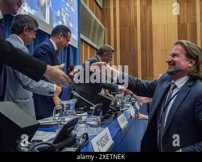 Wien, Österreich, Österreich. Juni 2024. Am Ende der 67. COPUOS-Tagung schüttelt ein österreichischer Delegierter den Mitgliedern des Panels die Hand. Die COPUOS-Konferenz bringt die 102 Mitglieder zusammen, um die internationale Zusammenarbeit bei der friedlichen Nutzung des Weltraums zu überprüfen und zu fördern sowie rechtliche Fragen zu erörtern, die sich aus der Erforschung des Weltraums ergeben. (Kreditbild: © Bianca Otero/ZUMA Press Wire) NUR REDAKTIONELLE VERWENDUNG! Nicht für kommerzielle ZWECKE! Stockfoto