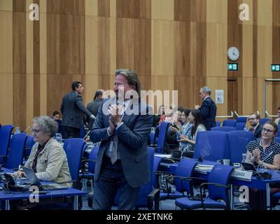 Wien, Österreich, Österreich. Juni 2024. Österreichische Delegierte klatschen in den letzten Momenten der 67. COPUOS zusammen. Die COPUOS-Konferenz bringt die 102 Mitglieder zusammen, um die internationale Zusammenarbeit bei der friedlichen Nutzung des Weltraums zu überprüfen und zu fördern sowie rechtliche Fragen zu erörtern, die sich aus der Erforschung des Weltraums ergeben. (Kreditbild: © Bianca Otero/ZUMA Press Wire) NUR REDAKTIONELLE VERWENDUNG! Nicht für kommerzielle ZWECKE! Stockfoto