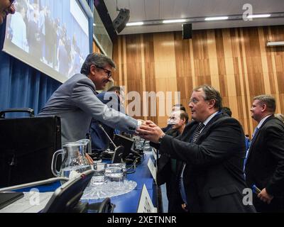 Wien, Österreich, Österreich. Juni 2024. Am Ende der 67. COPUOS-Tagung schütteln die Delegierten und Mitglieder des Panels die Hand. Die COPUOS-Konferenz bringt die 102 Mitglieder zusammen, um die internationale Zusammenarbeit bei der friedlichen Nutzung des Weltraums zu überprüfen und zu fördern sowie rechtliche Fragen zu erörtern, die sich aus der Erforschung des Weltraums ergeben. (Kreditbild: © Bianca Otero/ZUMA Press Wire) NUR REDAKTIONELLE VERWENDUNG! Nicht für kommerzielle ZWECKE! Stockfoto