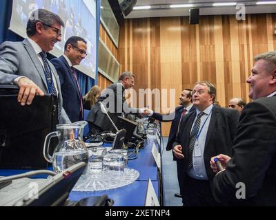 Wien, Österreich, Österreich. Juni 2024. Am Ende der 67. COPUOS-Tagung schütteln die Delegierten und Mitglieder des Panels die Hand. Die COPUOS-Konferenz bringt die 102 Mitglieder zusammen, um die internationale Zusammenarbeit bei der friedlichen Nutzung des Weltraums zu überprüfen und zu fördern sowie rechtliche Fragen zu erörtern, die sich aus der Erforschung des Weltraums ergeben. (Kreditbild: © Bianca Otero/ZUMA Press Wire) NUR REDAKTIONELLE VERWENDUNG! Nicht für kommerzielle ZWECKE! Stockfoto