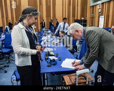 Wien, Österreich, Österreich. Juni 2024. Die Delegierten verabschieden sich am Ende der 67. COPUOS-Sitzung. Die COPUOS-Konferenz bringt die 102 Mitglieder zusammen, um die internationale Zusammenarbeit bei der friedlichen Nutzung des Weltraums zu überprüfen und zu fördern sowie rechtliche Fragen zu erörtern, die sich aus der Erforschung des Weltraums ergeben. (Kreditbild: © Bianca Otero/ZUMA Press Wire) NUR REDAKTIONELLE VERWENDUNG! Nicht für kommerzielle ZWECKE! Stockfoto