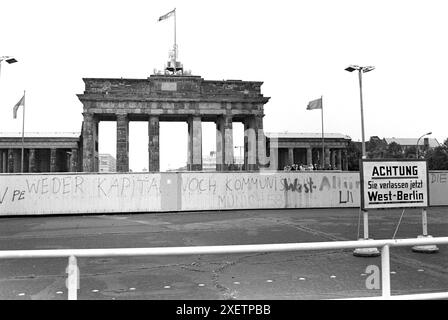 Berlin, September 1983: Das Brandenburger Tor mit der Mauer im Vordergrund. Quelle: Terry Murden / DB Media Services / Alamy Stockfoto