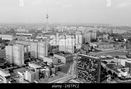 Berlin, September 1983: Arial drehte in Richtung des Fernsehturms im Osten Berlins, mit den Büros des Verlegers Axel Springer im Vordergrund. Quelle: Terry Murden / DB Media Services / Alamy Stockfoto