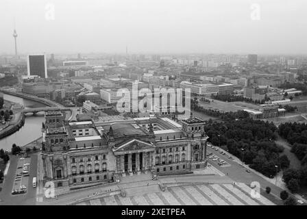 Berlin, September 1983: Arial schoss auf den Reichstag mit dem Brandenburger Tor rechts und dem Fernsehturm in der Ferne. Quelle: Terry Murden / DB Media Services / Alamy Stockfoto