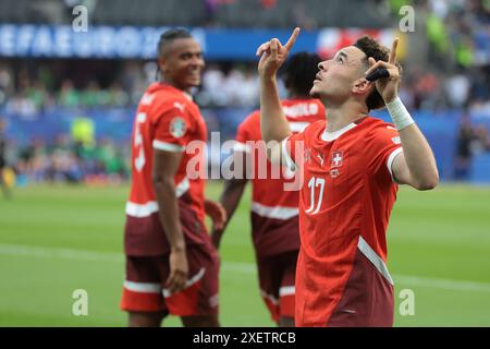 Berlin, Deutschland. Juni 2024. Ruben Vargas aus der Schweiz feiert mit seinen Teamkollegen, nachdem er im Achtelfinale der UEFA-Europameisterschaft im Olympiastadion in Berlin einen Vorsprung von 2-0 erzielt hat. Der Bildnachweis sollte lauten: Jonathan Moscrop/Sportimage Credit: Sportimage Ltd/Alamy Live News Stockfoto