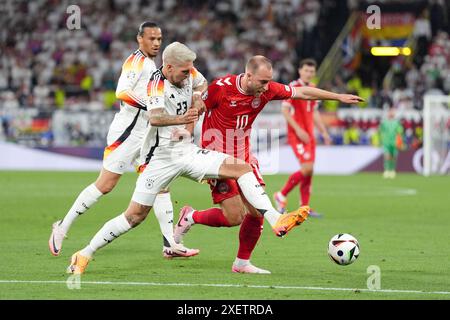 Der Deutsche Robert Andrich und der dänische Christian Eriksen kämpfen um den Ball während des Achtelfinale der UEFA Euro 2024 im BVB Stadion Dortmund. Bilddatum: Samstag, 29. Juni 2024. Stockfoto