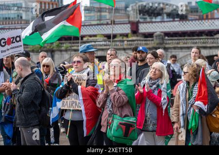 Glasgow, Schottland, Großbritannien. Juni 2024. Pro-palästinensische Anhänger nehmen an einem marsch von den Buchanan-Schritten durch die Straßen zur La Pasionaria-Statue am Ufer des Flusses Clyde Teil, um den anhaltenden Krieg in Gaza hervorzuheben und einen Waffenstillstand zu fordern. Gutschrift: R.. Gass/Alamy Live News Stockfoto