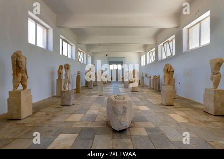 Im Inneren des Archäologischen Museums von Delos, der „heiligen“ Insel des antiken Griechenlands. Das Museum zeigt Skulpturen von der archaischen bis zur römischen Zeit. Stockfoto