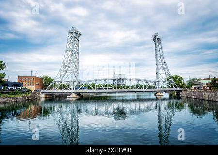 Die Welland Cana Bridge 13, ein denkmalgeschütztes Wahrzeichen in der Innenstadt, liegt über dem Fourth Welland Canal in Welland, Ontario. Niagara Regional Transit Busse fahren Stockfoto