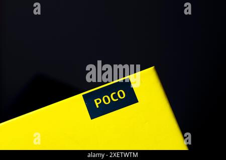 In dieser Abbildung ist das Logo von POCO, einem chinesischen Smartphone-Unternehmen, auf einer Box zu sehen Stockfoto