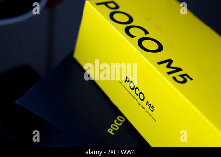 In dieser Fotoabbildung die Verpackung eines POCO M5 Smartphones. Das Gerät verfügt über eine 50-Megapixel-Kamera. Stockfoto