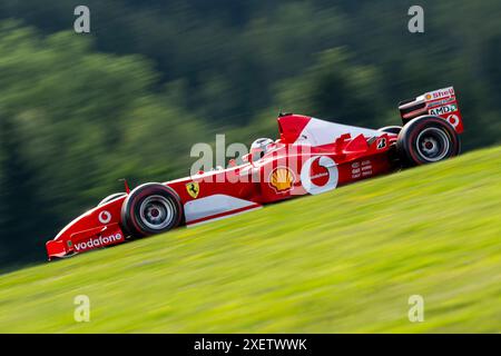 SPIELBERG, ÖSTERREICH - 29. JUNI: der ehemalige österreichische Formel-1-Pilot Gerhard Berger mit einem Ferrari F2002 von 2002, der vom siebenfachen Weltmeister Michael Schumacher im Qualifying vor dem Formel-1-Grand-Prix von Österreich am 29. Juni 2024 in Spielberg, Österreich, gefahren wurde.240629 SEPA 19 137 - 20240629 PD14020 Stockfoto