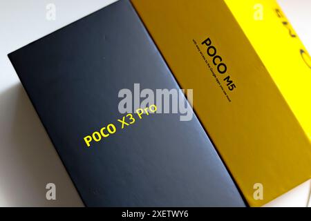 In dieser Fotoabbildung die Verpackung eines POCO M5 Smartphones neben einer POCO X3 Pro Box. Stockfoto