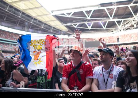 London, Großbritannien. Juni 2024. Fans im Wembley Stadium, London, beobachten den Green Day während der Saviors Tour. Quelle: John Barry/Alamy Live News Stockfoto