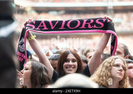 London, Großbritannien. Juni 2024. Ein Fan im Wembley Stadium, London, beobachtet den Green Day während der Saviors Tour. Quelle: John Barry/Alamy Live News Stockfoto