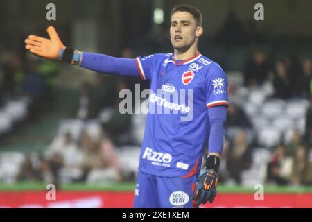 Curitiba, Brasilien. Juni 2024. PR - CURITIBA - 06/29/2024 - BRASILIANISCHE B 2024, CORITIBA x VILA NOVA-GO - Juniorspieler aus Vila Nova-GO während eines Spiels gegen Coritiba im Stadion Couto Pereira für die brasilianische B 2024 Meisterschaft. Foto: Gabriel Machado/AGIF Credit: AGIF/Alamy Live News Stockfoto