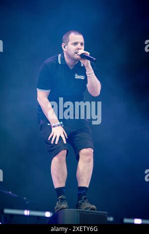 Glastonbury, Großbritannien. Tag 4, 29. Juni 2024. Mike Skinner aus den Straßen tritt live auf der anderen Bühne des Glastonbury Festivals auf, der Worthy Farm in Somerset. Bilddatum: Samstag, 29. Juni 2024. Das Foto sollte lauten: David Jensen / Alamy Live News Stockfoto