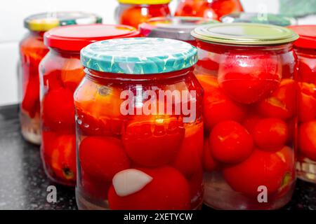 Rote reife Tomaten in Gläsern. Salzen und Beizen von Gemüse für den Winter. Stockfoto