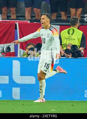 Jamal Musiala, DFB 10 Punkte, schießt Tor, Tor, Treffer, Torschuss, 2:0, feiert sein Ziel, glücklich, lacht, Feier im Best of 16-Spiel DEUTSCHLAND - DÄNEMARK der UEFA-Europameisterschaft 2024 am 29. Juni 2024 in Dormund, Deutschland. Stockfoto