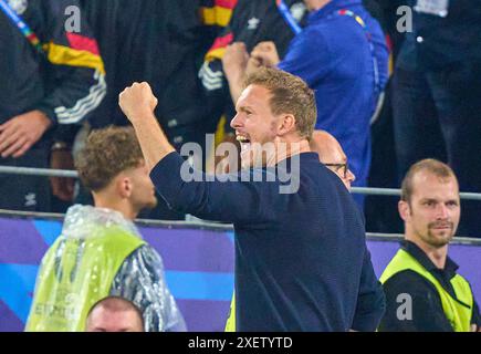 DFB-Cheftrainer Julian Nagelsmann, Bundestrainer, Nationaltrainer, feiern als Jamal Musiala, DFB 10 Punkte, schießt Tor, Tor, Treffer, Torschuss, 2:0, feiert sein Ziel, glücklich, lacht, Feier im Best of 16-Spiel DEUTSCHLAND - DÄNEMARK der UEFA-Europameisterschaft 2024 am 29. Juni 2024 in Dormund, Deutschland. Stockfoto