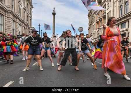 London, Großbritannien. Juni 2024. Die Sadler's Wells Theatre Pride Gruppe. Teilnehmer und Zuschauer haben Spaß auf der Strecke bei der Pride in London 2024 Parade. Die Parade verläuft vom Hype Park entlang Piccadilly nach Whitehall und eine Party am Trafalgar Square. Sie zelebriert Vielfalt und die LGBT-Community. Quelle: Imageplotter/Alamy Live News Stockfoto