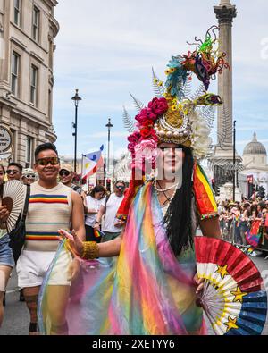 London, Großbritannien. Juni 2024. Die philippinische LGBT-Gruppe in bunten Outfits. Teilnehmer und Zuschauer haben Spaß auf der Strecke bei der Pride in London 2024 Parade. Die Parade verläuft vom Hype Park entlang Piccadilly nach Whitehall und eine Party am Trafalgar Square. Sie zelebriert Vielfalt und die LGBT-Community. Quelle: Imageplotter/Alamy Live News Stockfoto