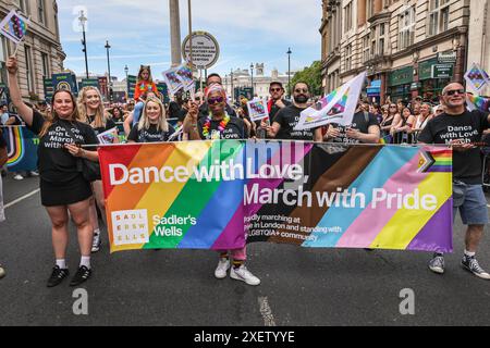 London, Großbritannien. Juni 2024. Die Sadler's Wells Theatre Pride Gruppe. Teilnehmer und Zuschauer haben Spaß auf der Strecke bei der Pride in London 2024 Parade. Die Parade verläuft vom Hype Park entlang Piccadilly nach Whitehall und eine Party am Trafalgar Square. Sie zelebriert Vielfalt und die LGBT-Community. Quelle: Imageplotter/Alamy Live News Stockfoto