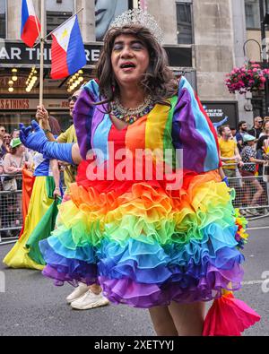 London, Großbritannien. Juni 2024. Die philippinische LGBT-Gruppe in bunten Outfits. Teilnehmer und Zuschauer haben Spaß auf der Strecke bei der Pride in London 2024 Parade. Die Parade verläuft vom Hype Park entlang Piccadilly nach Whitehall und eine Party am Trafalgar Square. Sie zelebriert Vielfalt und die LGBT-Community. Quelle: Imageplotter/Alamy Live News Stockfoto