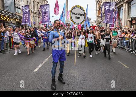 London, Großbritannien. Juni 2024. The Gaymers Inc. In lebendigen Outfits. Teilnehmer und Zuschauer haben Spaß auf der Strecke bei der Pride in London 2024 Parade. Die Parade verläuft vom Hype Park entlang Piccadilly nach Whitehall und eine Party am Trafalgar Square. Sie zelebriert Vielfalt und die LGBT-Community. Quelle: Imageplotter/Alamy Live News Stockfoto