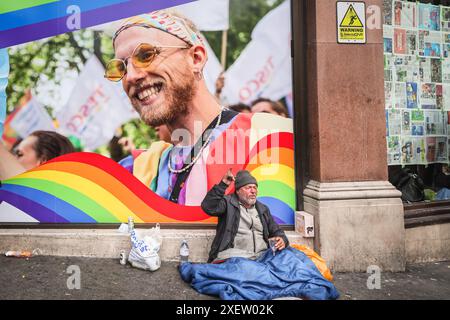 London, Großbritannien. Juni 2024. Nicht jeder im Zentrum Londons nimmt an den Feierlichkeiten Teil. Teilnehmer und Zuschauer haben Spaß auf der Strecke bei der Pride in London 2024 Parade. Die Parade verläuft vom Hype Park entlang Piccadilly nach Whitehall und eine Party am Trafalgar Square. Sie zelebriert Vielfalt und die LGBT-Community. Quelle: Imageplotter/Alamy Live News Stockfoto