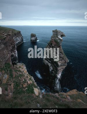 Eine Landschaftsaufnahme von einigen Küstensteinen in Duncansby in Caithness Schottland. Duncansby Stacks, Schottland, Großbritannien. Hochwertige Fotos. Stockfoto