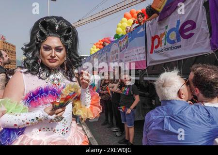 Neapel, Italien. Juni 2024, Neapel, Neapel, italien: 29.06.2024, während des Gay Pride 2024 in Neapel marschierte eine große Präsenz von Menschen in mehreren Farben von der Piazza Municipio zur Piazza Dante in Neapel (Foto: © Fabio Sasso/ZUMA Press Wire) NUR REDAKTIONELLE VERWENDUNG! Nicht für kommerzielle ZWECKE! Quelle: ZUMA Press, Inc./Alamy Live News Stockfoto