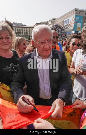 Neapel, Italien. Juni 2024, Neapel, Neapel, italien: 29.06.2024, während des Gay Pride 2024 in Neapel marschierte eine große Präsenz von Menschen in mehreren Farben von der Piazza Municipio zur Piazza Dante in Neapel (Foto: © Fabio Sasso/ZUMA Press Wire) NUR REDAKTIONELLE VERWENDUNG! Nicht für kommerzielle ZWECKE! Quelle: ZUMA Press, Inc./Alamy Live News Stockfoto